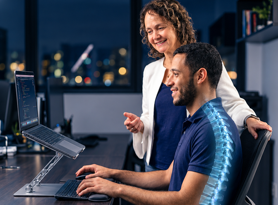 Homem trabalhando em postura ergonômica com orientação profissional